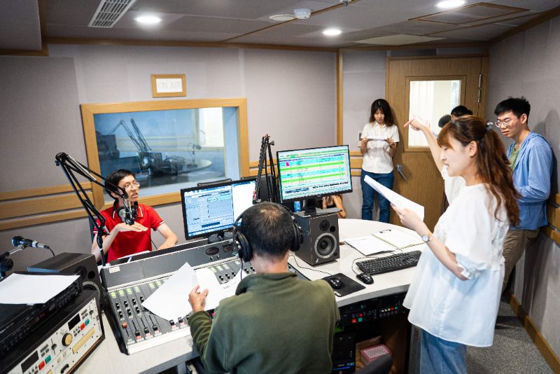 參與體驗活動的學員分組練習廣告配音，待熟練台詞後再進行錄製模擬。