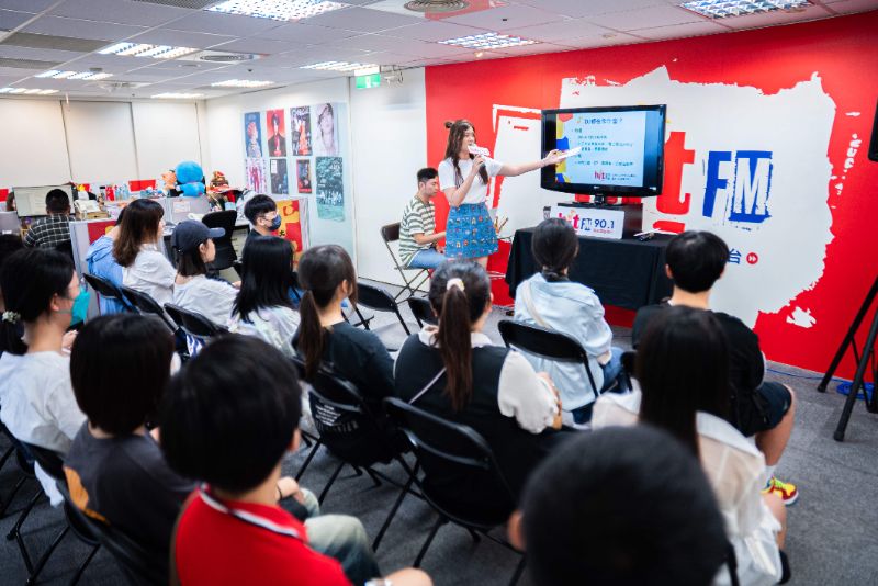 DJ童童（站立者）與學員分享成為電台DJ的契機，以及廣播工作中曾經歷的難忘回憶。