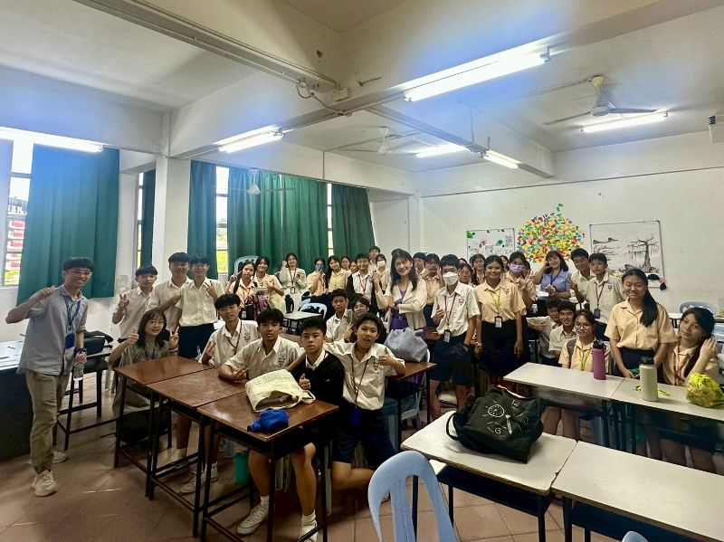 見習師資生與芙中學生合影