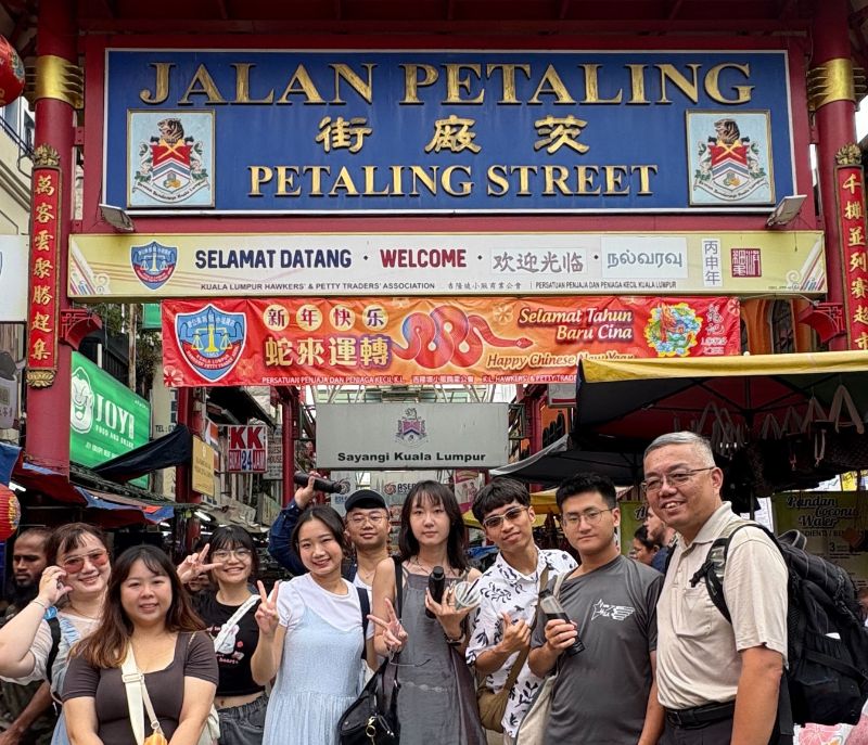 利主任（右1）帶領師資生實境走訪當地街景文化合影