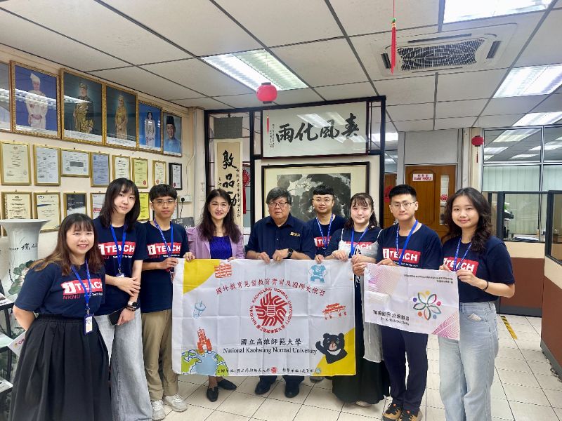 李院長及師資生與芙中校長蔡親煬博士(左5)合影