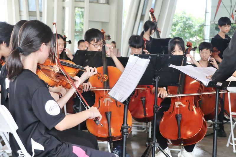 現場由七賢國中管弦樂團演奏精彩音樂揭開序幕。