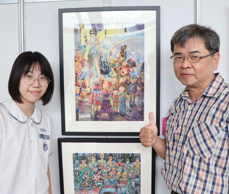 三民國中周紓宇（左）同學以作品「藝術？時尚？之荒謬與悲哀」諷刺現代社會對時尚與藝術的盲目追捧。