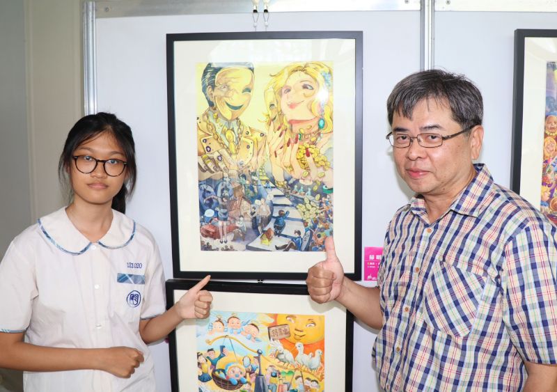 三民國中美術班蘇明慧（左）同學的作品「資本」。三民國中校長張振義（右）。