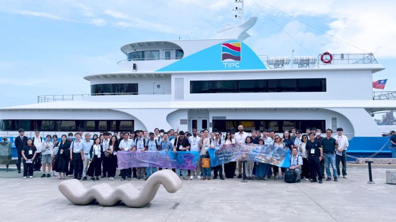 圖為邀請國際貴賓搭乘高雄港務局文化遊艇一覽高雄港風貌及港區特色。