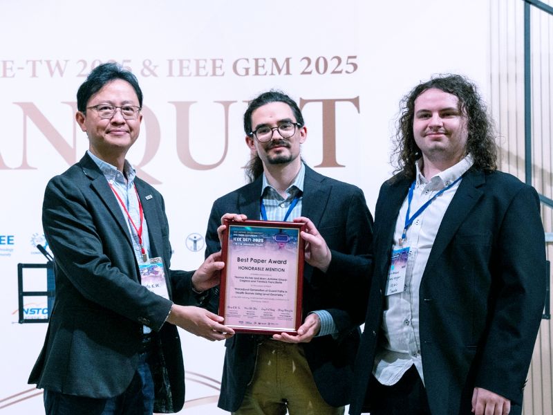 圖為高科大資管系特聘教授蘇國瑋(圖左)頒發Best Paper Award給佳作得獎者。