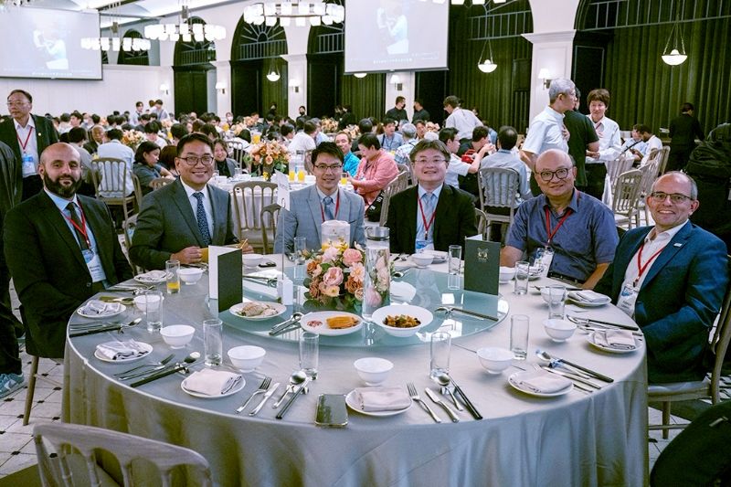 左起：IU International University of Applied Sciences教授Moustafa Nawito、高科大副校長蔡匡忠、高科大電子系教授張萬榮、消費電子學會理事長范育成、IEEE CTSoc 前任主席高文忠、IEEE CTSoc現任主席Fabrice Labeau。