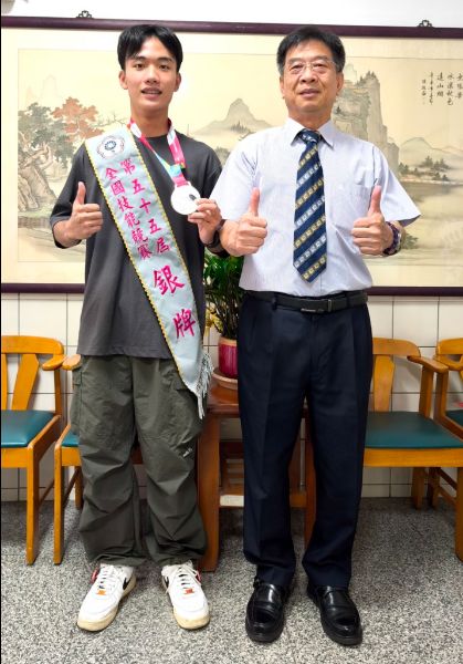第55屆全國技能競賽傳來捷報，大榮中學電機科學生王俊驊勇奪銀牌佳績。右為校長張簡助立。