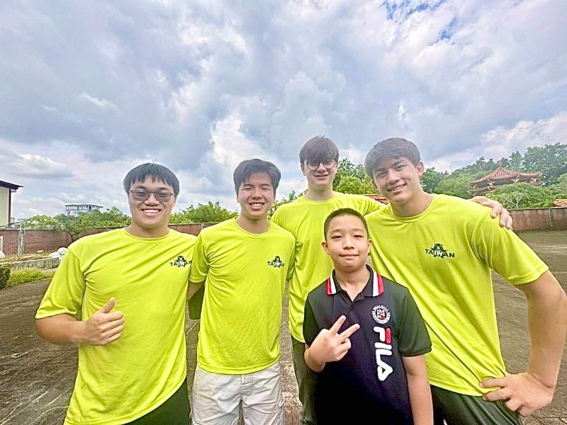 四位海外青年志工柯易辰、周卓逸、康耐爾、以撒，分別來自美國密西根大學、伊利諾大學等知名學府，擁有理工專長，並熱衷教育與服務，他們參與壽山國中辦理的海外青年雙語營，還協助把舊電腦變成非常可用，送愛到偏鄉。（壽山國中提供）