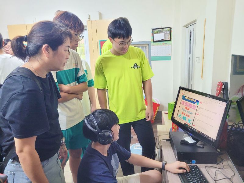 四位海外青年志工柯易辰、周卓逸、康耐爾、以撒，分別來自美國密西根大學、伊利諾大學等知名學府，擁有理工專長，並熱衷教育與服務，他們參與壽山國中辦理的海外青年雙語營，還協助把舊電腦變成非常可用，送愛到偏鄉。（壽山國中提供）