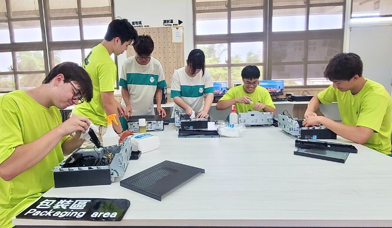 四位海外青年志工柯易辰、周卓逸、康耐爾、以撒，分別來自美國密西根大學、伊利諾大學等知名學府，擁有理工專長，並熱衷教育與服務，他們參與壽山國中辦理的海外青年雙語營，還協助把舊電腦變成非常可用，送愛到偏鄉。（壽山國中提供）