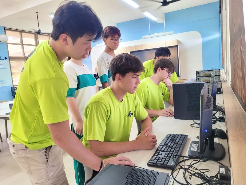 四位海外青年志工柯易辰、周卓逸、康耐爾、以撒，分別來自美國密西根大學、伊利諾大學等知名學府，擁有理工專長，並熱衷教育與服務，他們參與壽山國中辦理的海外青年雙語營，還協助把舊電腦變成非常可用，送愛到偏鄉。（壽山國中提供）