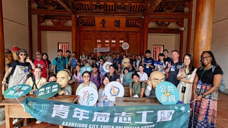 去(113)年舉辦的「Welcome to Takao!」活動，由青年局志工團擔任導覽人員與外籍青年交流互動，展現青年公共參與文化外交的豐沛能量。