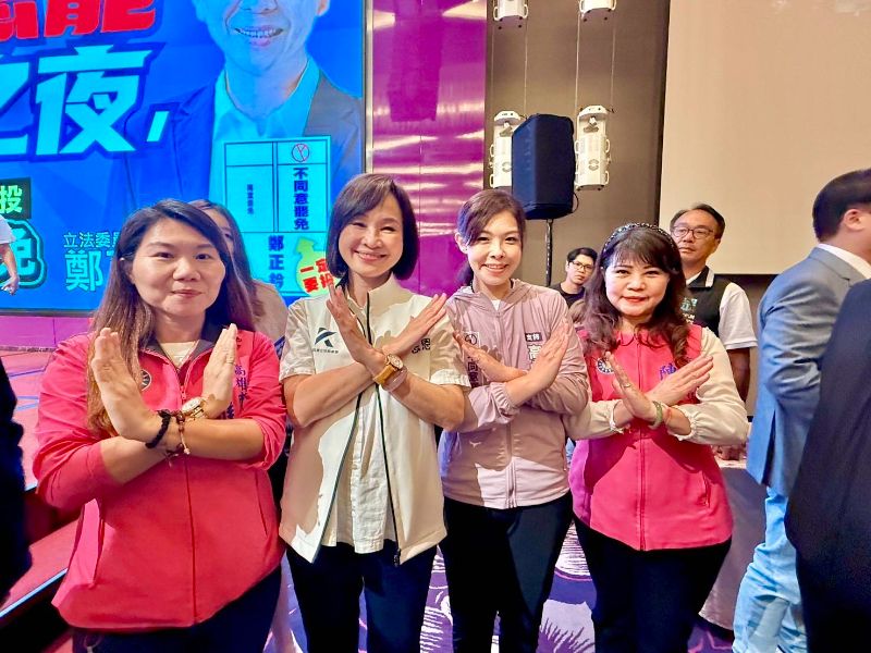 火線挺高虹安 柯志恩率藍營高雄議員力挺藍白合。