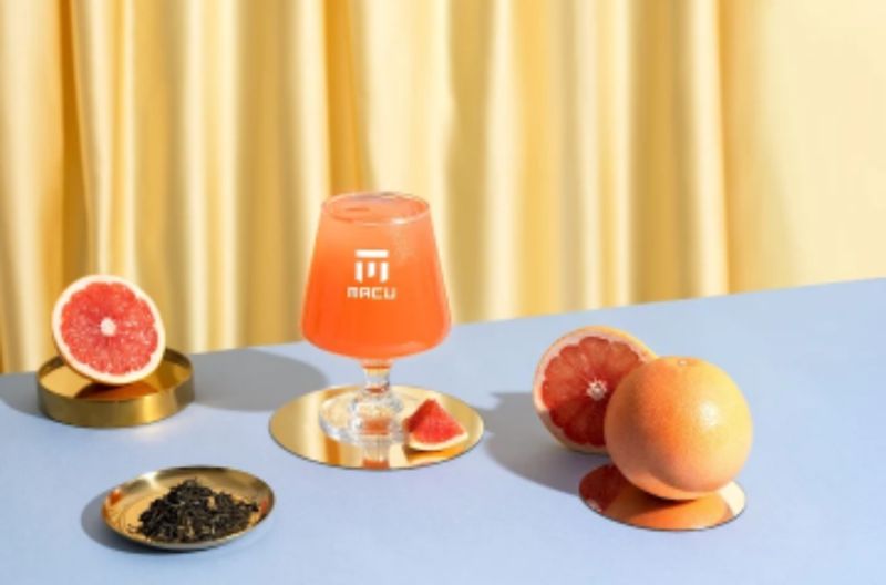 麻古今夏同步推出《柚香翡翠》，以茉莉綠茶為基底，融合現榨葡萄柚原汁，完整保留果香靈魂。