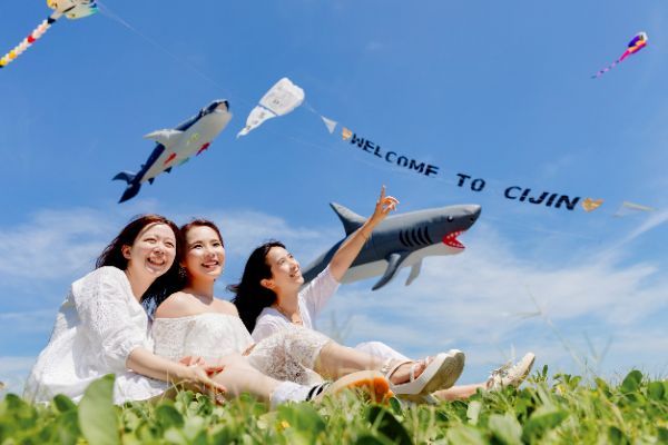 漾新聞|風箏炸場比基尼狂歡！旗津8/2夏日派對嗨翻天