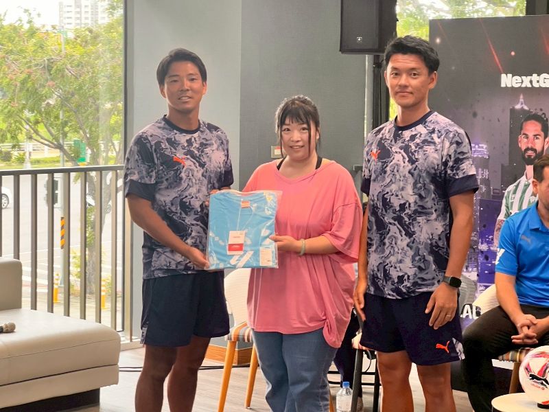 日本大津高中教練若杉拓哉及打越敬洋教練與得獎觀眾。