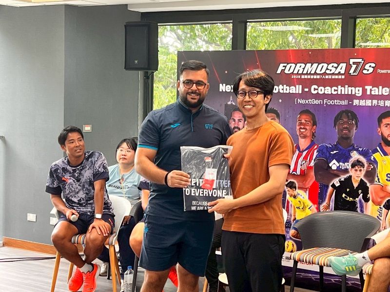 西甲赫塔菲(Getafe)俱樂部教練Babis Siamoglou 與得獎觀眾。