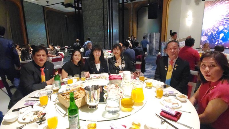 圖／謝凱帆遇見「首敲之夜」翻轉獅子會，25-26同學會的各分會會長也前來祝賀。（記者陳雯萍攝）