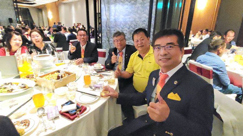 圖／謝凱帆遇見「首敲之夜」翻轉獅子會，25-26同學會的各分會會長也前來祝賀。（記者陳雯萍攝）