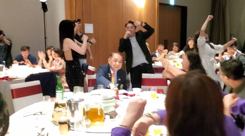 圖／謝凱帆遇見「首敲之夜」翻轉獅子會，25-26同學會的各分會會長也前來祝賀。（記者陳雯萍攝）