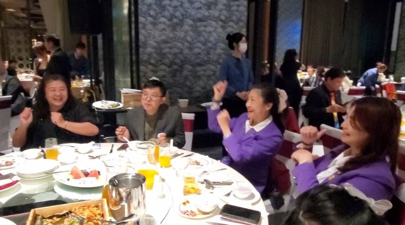 圖／謝凱帆遇見「首敲之夜」翻轉獅子會，25-26同學會的各分會會長也前來祝賀。（記者陳雯萍攝）