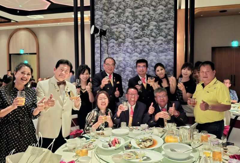 圖／謝凱帆遇見「首敲之夜」翻轉獅子會，25-26同學會的各分會會長也前來祝賀。（記者陳雯萍攝）