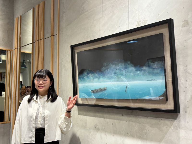 以孤獨與時間為創作主軸的膠彩畫個展「在離這很遠的地方」，由新生代藝術家姚思妤帶來深具東方美學與哲思內涵的畫作，即日起於帕莎蒂娜烘焙文化店展出至9月29日。