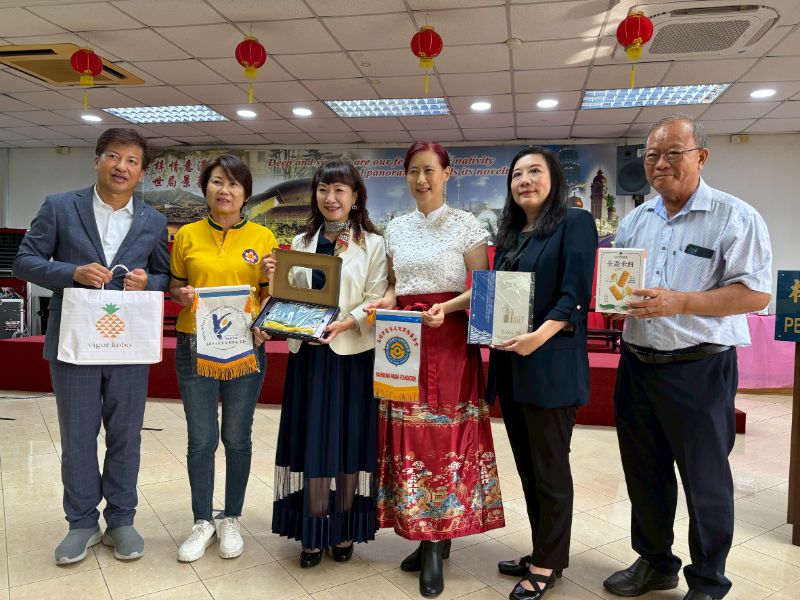 高市客委會與檳城客家公會互贈紀念品