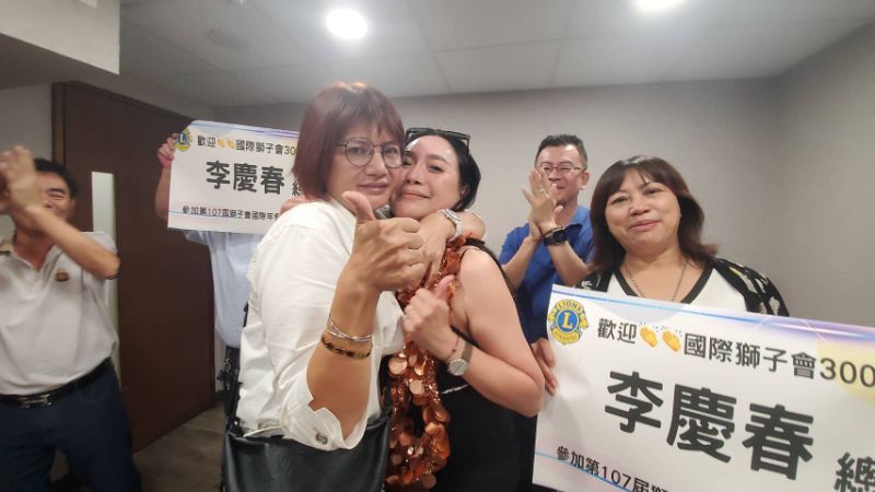 25-26獅子會會長同學專程來迎接南秀圓等人凱旋榮歸。(記者陳雯萍攝)