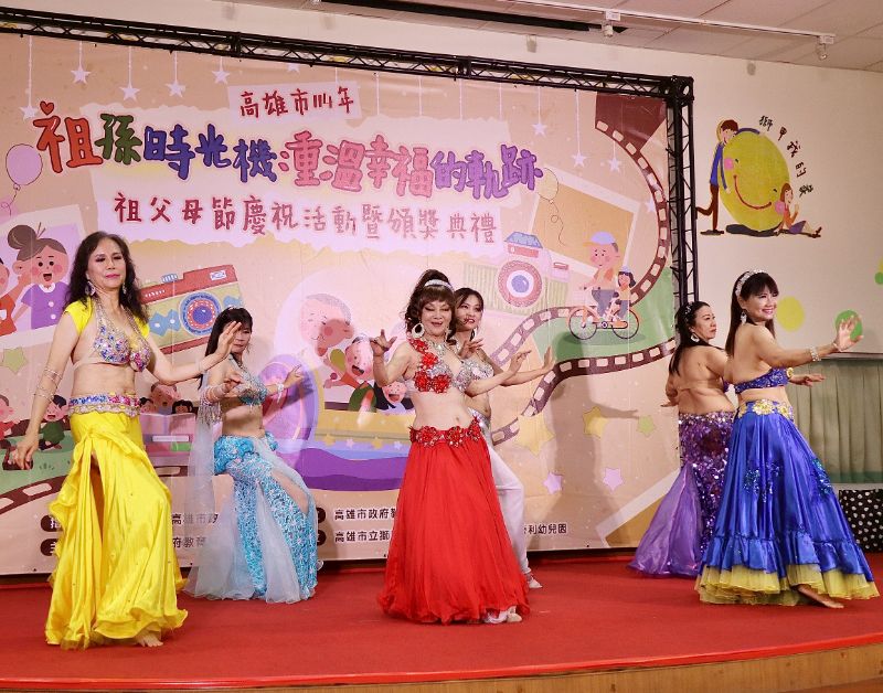 上圖 現場幼兒園小朋友與長輩藉著遊戲互動，獅甲國中長輩表演精彩肚皮舞。