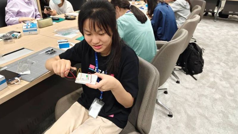 高雄女中電資班走進日月光，見證半導體