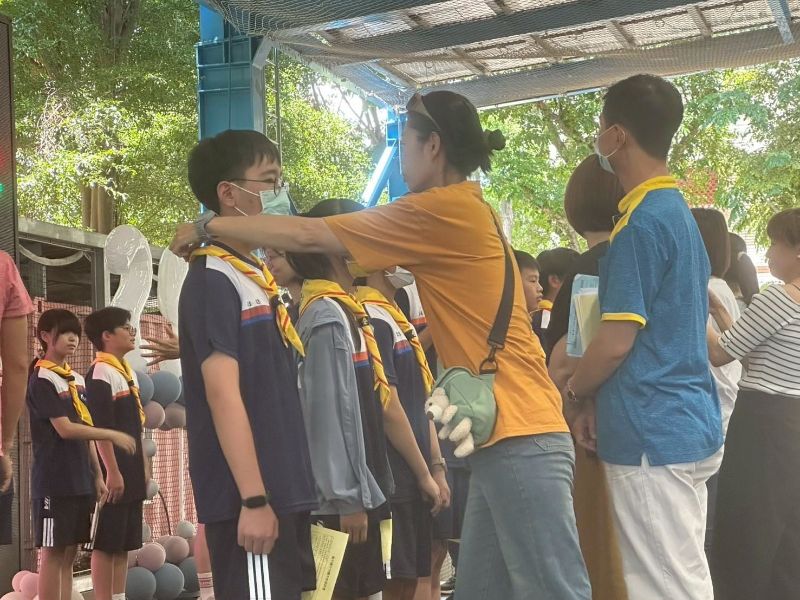 鳳甲國中新生戴榮譽領巾　化身校園守護天使。