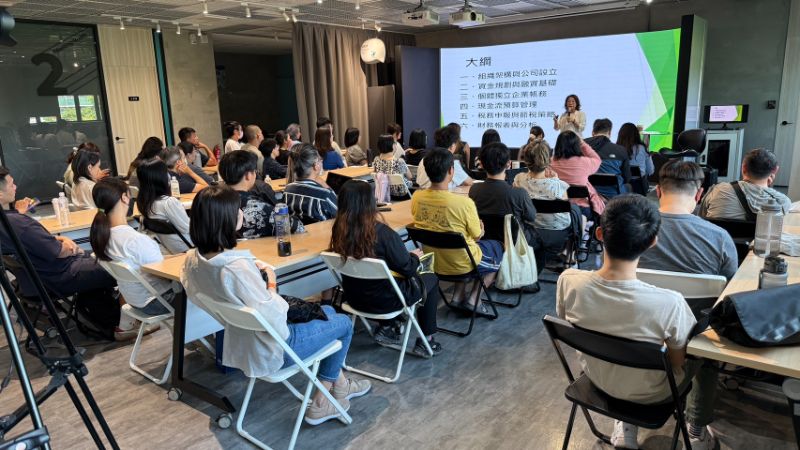 青年局開辦「創業O’Star學堂」提供企業商模AI應用、政府補助資源、短影音、自媒體行銷、B2B及海外市場策略等主題課程，協助高雄青創團隊學習產業專業知識，並透過交流增加強化發展潛能。