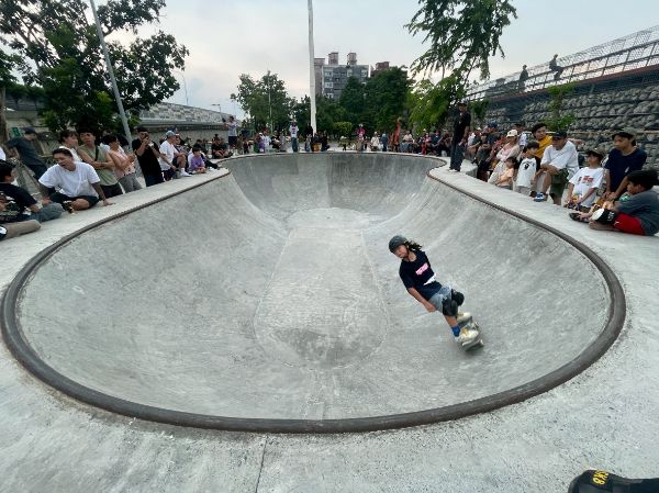 漾新聞| 滑板國手同場炫技 苓雅極限運動場全新啟用潮運動