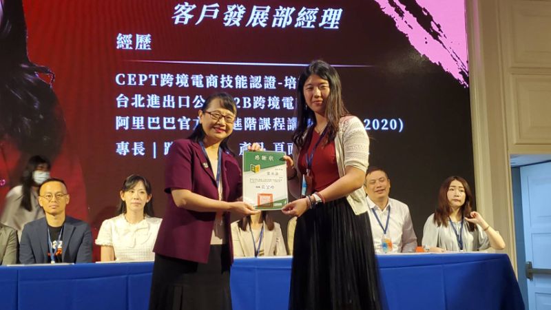 文藻外語大學校長莊慧玲頒獎感謝業師。（記者陳雯萍攝）