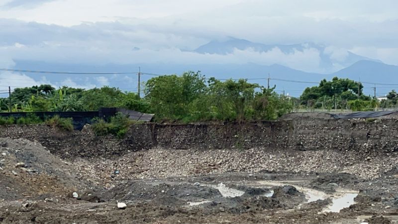 盜挖賣土石，高雄農地成人工湖，檢警大執法。