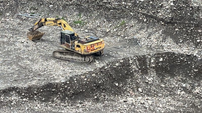 盜挖賣土石，高雄農地成人工湖，檢警大執法。