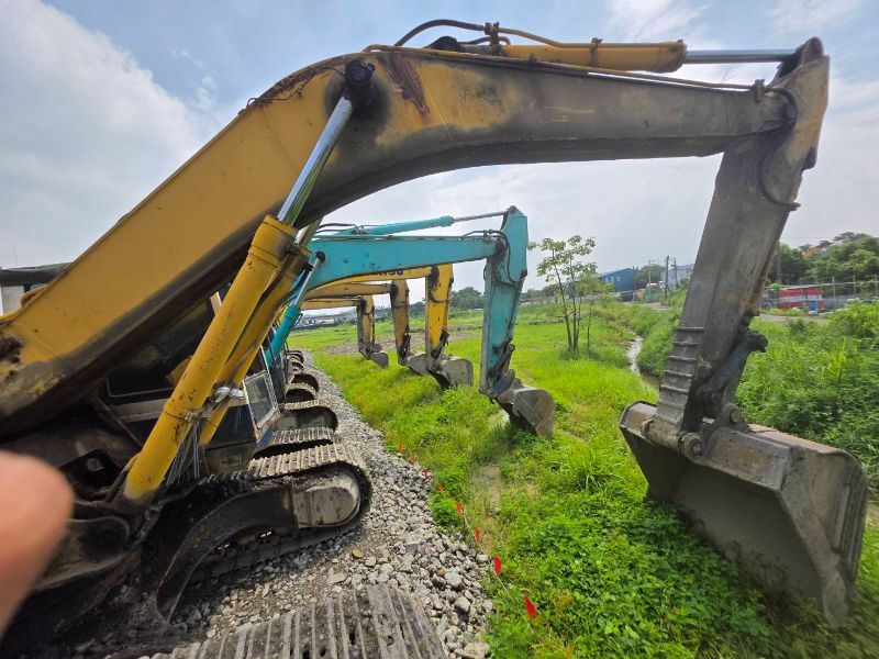 盜挖賣土石，高雄農地成人工湖，檢警大執法。