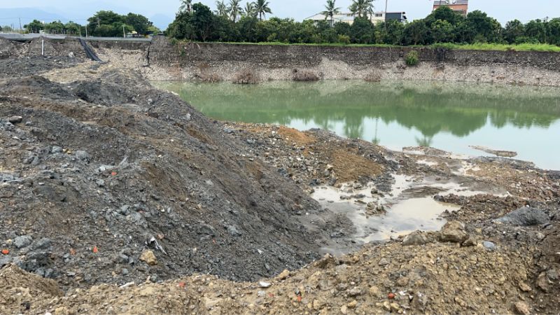 盜挖賣土石，高雄農地成人工湖，檢警大執法。