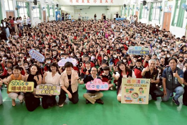 漾新聞|援中開學喜相迎 副市長到校為新生加油