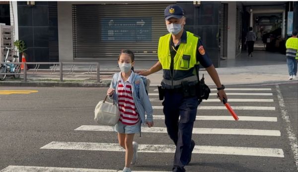 漾新聞|開學日警護童專案啟動 校園安全走廊守護平安