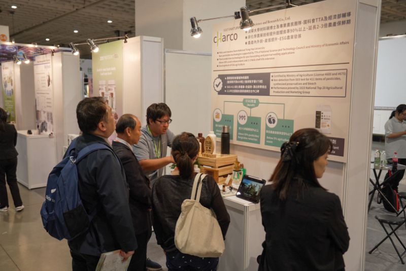 恰口科研展示「碳晶球＋柑橘複方精油」產品，吸引眾多媒體與國內外買家關注。
