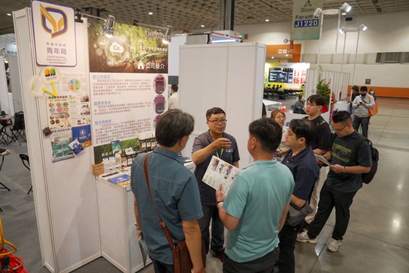 碳美林在會場上展示微波裂解技術模型，並向詢問的買家解說如何將農廢轉化為再生炭材。