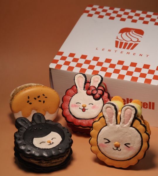 高雄市青年局輔導的青創品牌「緩食甜點」今年中秋推出月兔造型禮盒，以台灣傳統餡料融合法式馬卡龍，限時限量，送禮自用兩相宜。(業者提供)