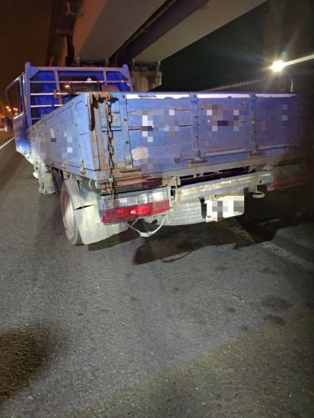 小貨車疑爆胎失控 國1岡山段駕駛重傷送醫。