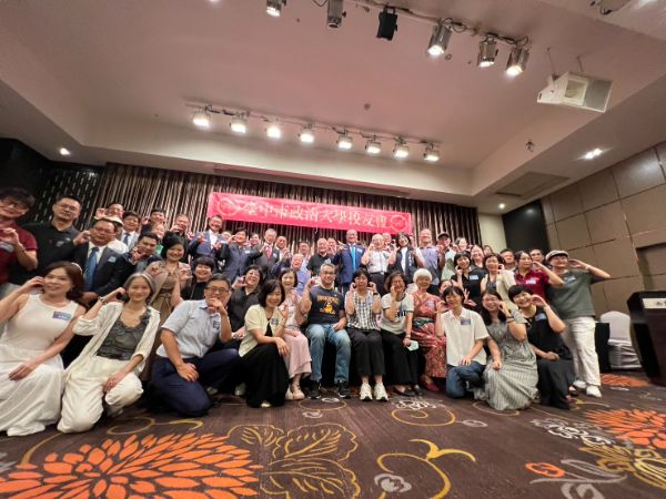 漾新聞|胡志強新書亮相 政大台中校友會交接傳承