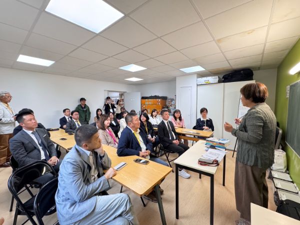 漾新聞|高市議會法國訪問團學注音符號 漢字課堂笑聲不斷！