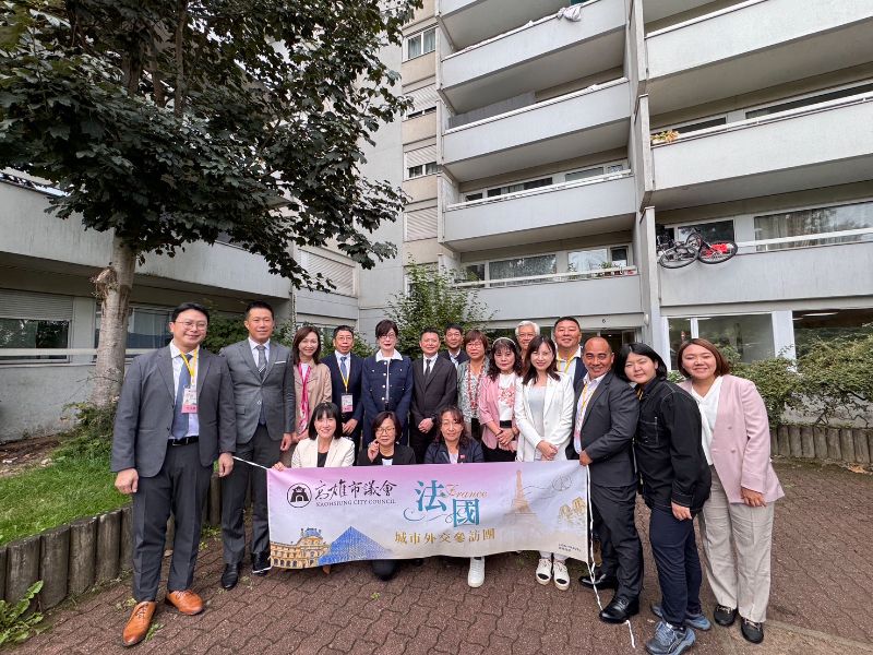 高市議會法國訪問團學注音符號，漢字課堂笑聲不斷！（高雄市議會提供）