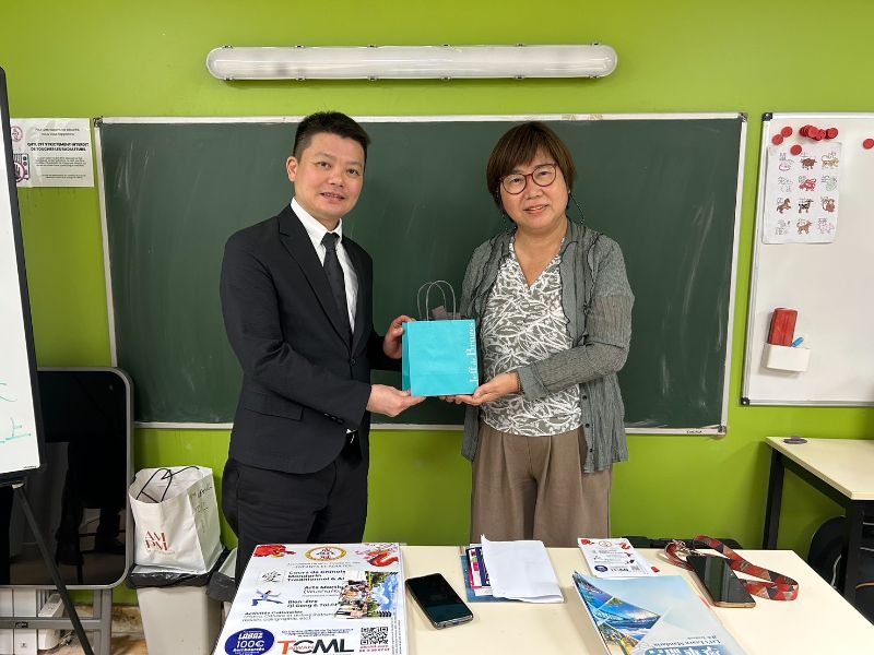 高市議會副議長曾俊傑（左）贈紀念品與巴黎的亭林中文學校校長楊馥吟（右）。（高雄市議會提供）